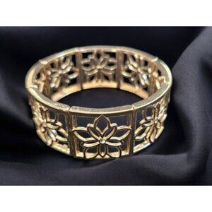 AVON Goldtone 1” wide Flower Filigree Rhinestone Stretch Bracelet